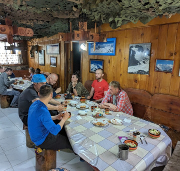 Альпинистские сборы в ущелье 